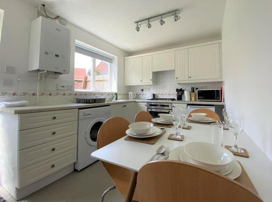 Charming Home In Уелингбъро Екстериор снимка